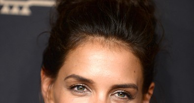 Katie Holmes, ez siralmas! Nagyon nevetséges szettben a vörös szőnyegen