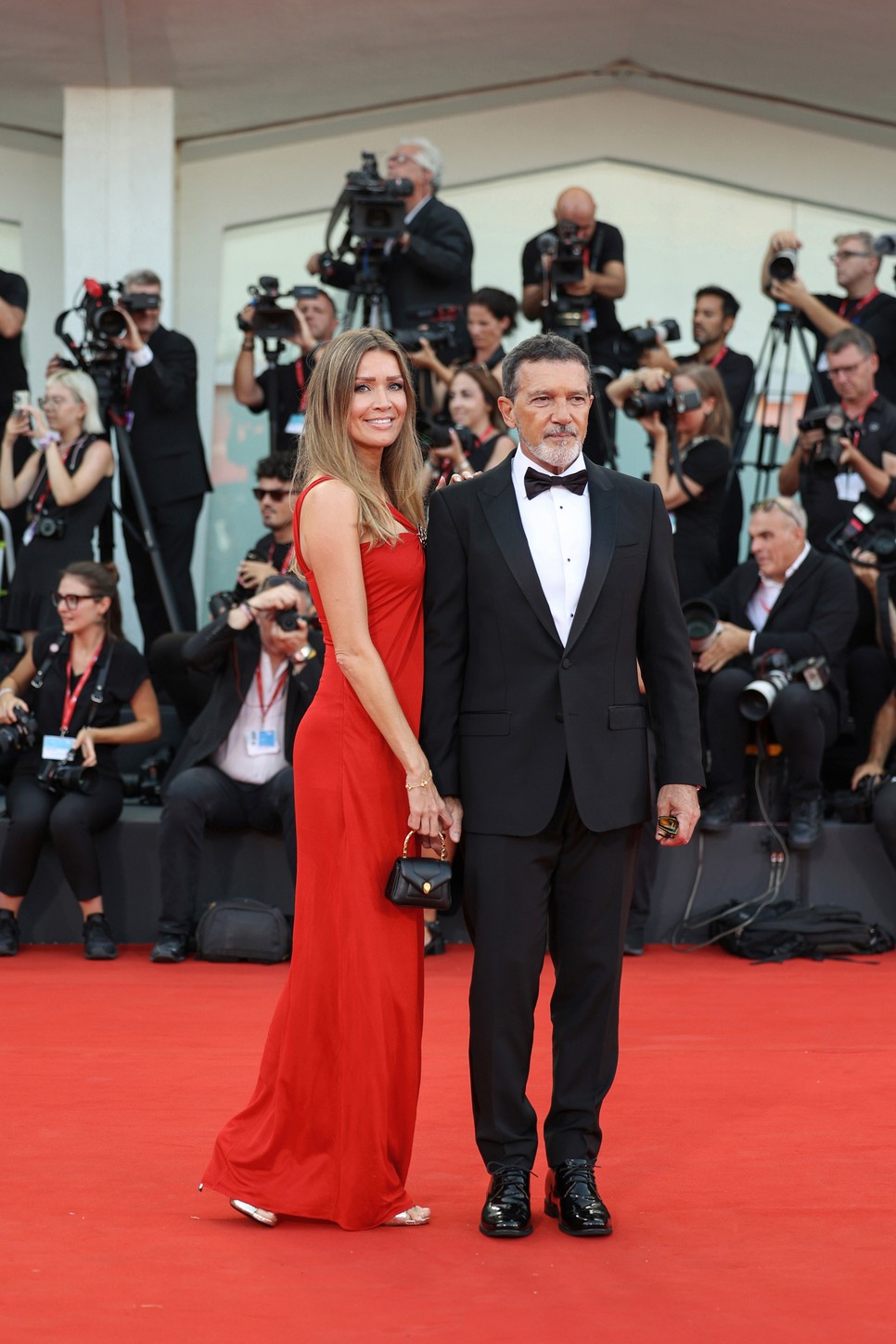 Antonio Banderas és Nicole Kimpel a velencei filmfesztivál vörös szőnyegén