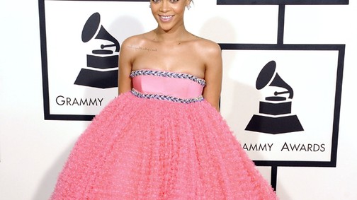 Rihanna nagy pink vattacukornak öltözött