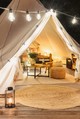 Glamping sátor a Bonami bútoraival, tárgyaival berendezve
