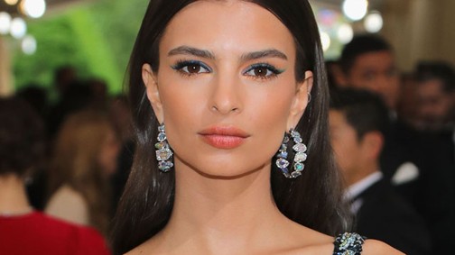 Emily Ratajkowski szexi fűzőben villant!