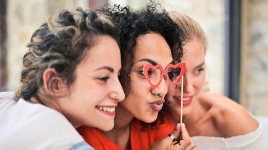 A barátság ereje: Az emberi kapcsolatok szerepe a boldogságban és az egészségben a digitális korban