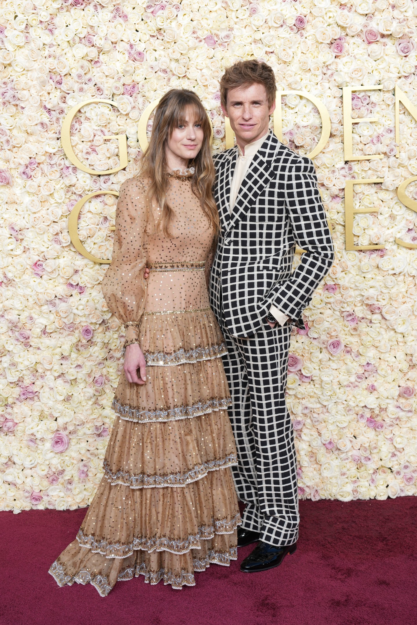 Stílusban épp az ellenpontjuk a Hannah Bagshawe-Eddie Redmayne páros, akik köszönik, nem mondanak le a nekik járó ragyogásról és figyelemről. A házaspár talpig Valentinóban mutatta meg, mekkora ereje is van a szabadjára engedett kreatív káosznak. Amiben komoly gyakorlatuk van, hiszen 11 éve házasok, így jó néhány vörös szőnyeges eseményt beragyogtak már