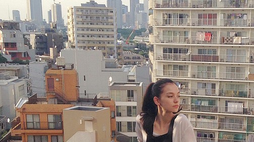 Tokiói háztetők, magyar lányok