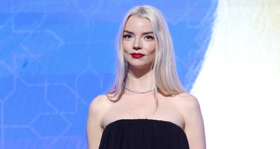 Anya Taylor-Joy ruhájából ordít a meztelenség, elképesztően merész szettet vállalt be a vörös szőnyegen