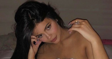 És végre látjuk: a várandós Kylie Jenner óriási pocakkal