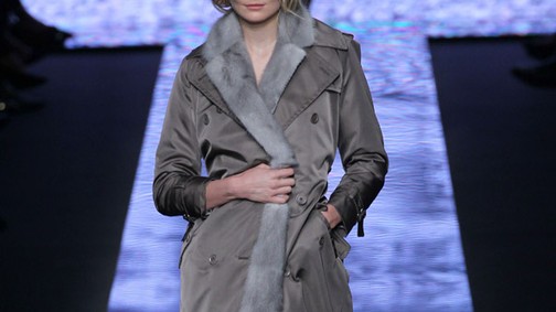 Magyar királynő Milánóban: Enikő villantós szettben a kifutón