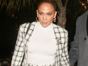 Jennifer Lopez tetőtől talpig Chanelben tiszteleg Karl Lagerfeld előtt