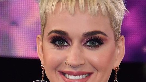 Katy Perry Daenerys Targaryennek öltözve vezette a díjátadó műsorát!
