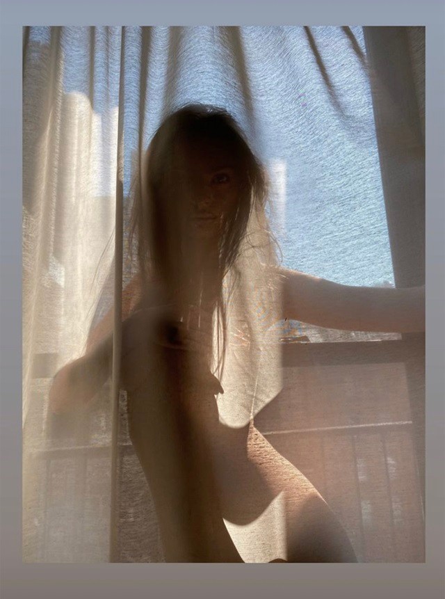 Emily Ratajkowski pucérkodik az erkélyen