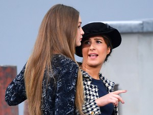 Belógott a modellek közé a Chanel kifutón egy nő, Gigi Hadid szerelte le