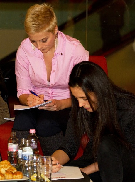 A kötetlen beszélgetésé végén autogramot osztottak a jelöltek