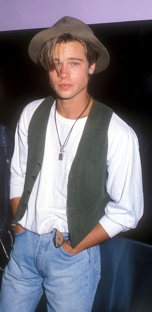 Ha valakinek jól áll a kalap + mellény kombó, az Brad Pitt. A csábos tekintete pedig már csak hab a tortán...(1989)
