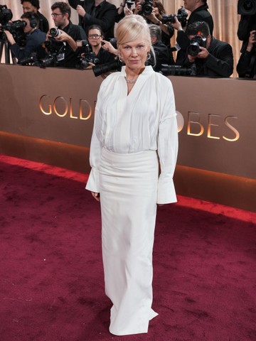 Az 58 éves Pamela Anderson hófehér Ferragamo szettben jelent meg a Golden Globe-díjátadón, ami tökéletesen bizonyítja, hogy egy elegáns fehér ing nemcsak a hétköznapokban, de a vörös szőnyegen is megállja a helyét. Az összeállítást ezüst karika fülbevalókkal és csillogó gyémánt nyaklánccal koronázta meg. 