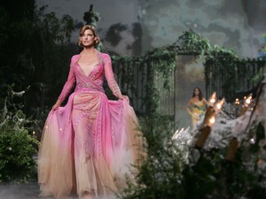 Az első fotók Linda Evangelista szupermodellről a félresikerült plasztikai beavatkozása óta