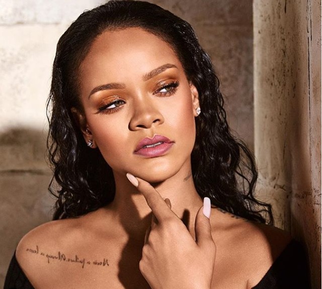 Rihanna testét tetőtől talpig arany borítja: dögös fotókon mutatta meg bájait