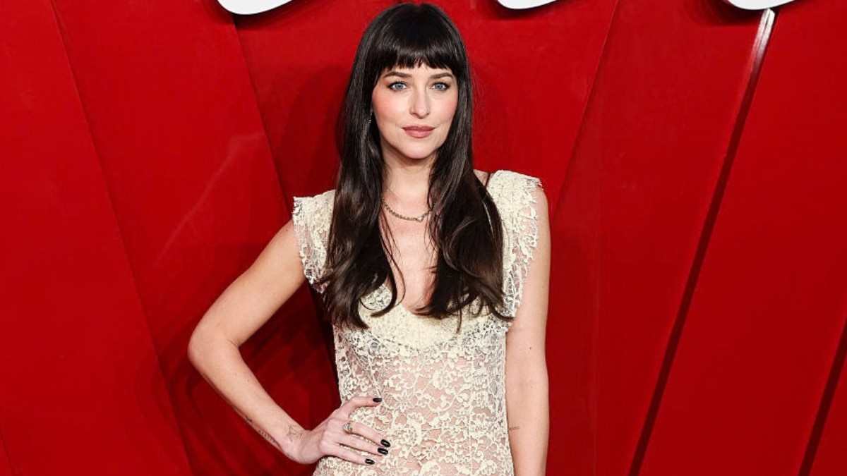 Dakota Johnson ismét bizonyította, hogy ő a meztelenruhák királynője, sokat mutató, csupa csipkében érkezett a vörös szőnyegre