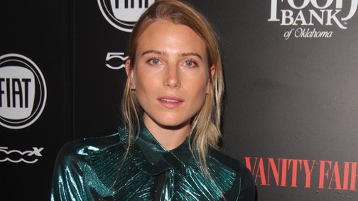 Miért? Kopasz lett Hemingway gyönyörűséges modell dédunokája