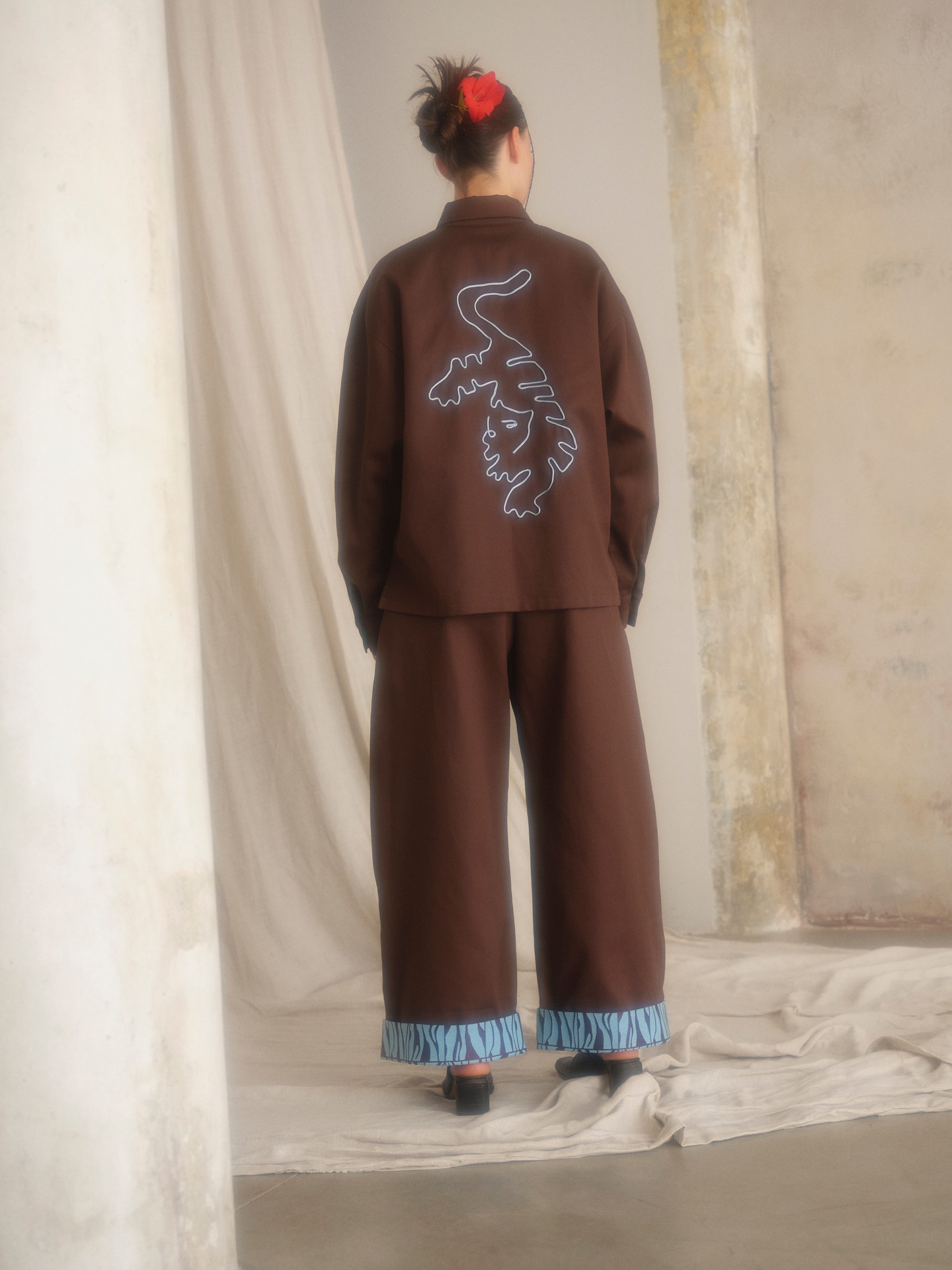 A magyar designer márka TORA kollekciójában a japán ihletésű virágmotívumok, a merész színek és a karakteres szabásvonalak kerülnek előtérbe