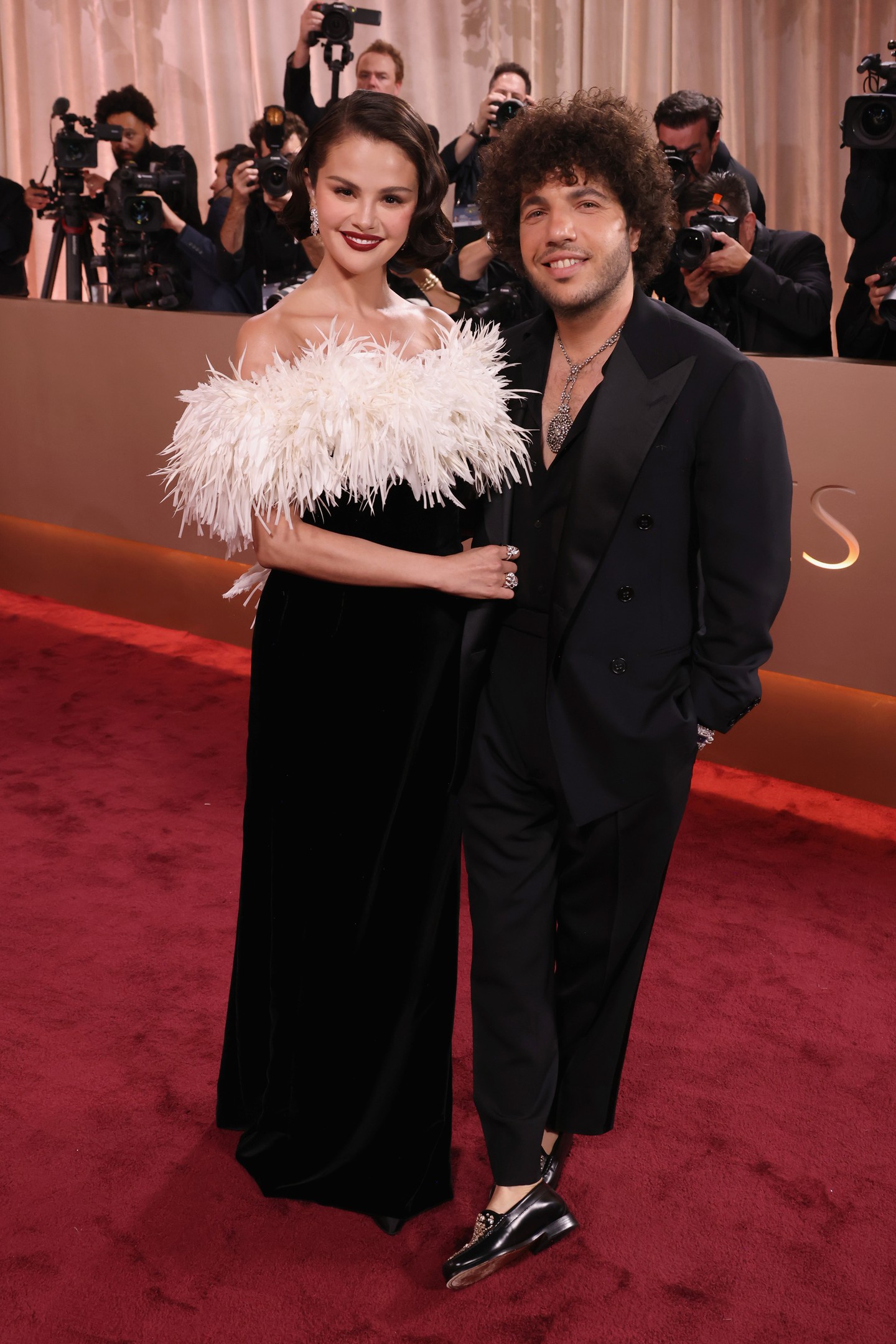 Az ifjú házasok, Selena Gomez és Benny Blanco lenyűgözően festettek. Az esküvőjük óta a Golden Globe-díjátadó az első közös vörös szőnyeges megjelenésük.