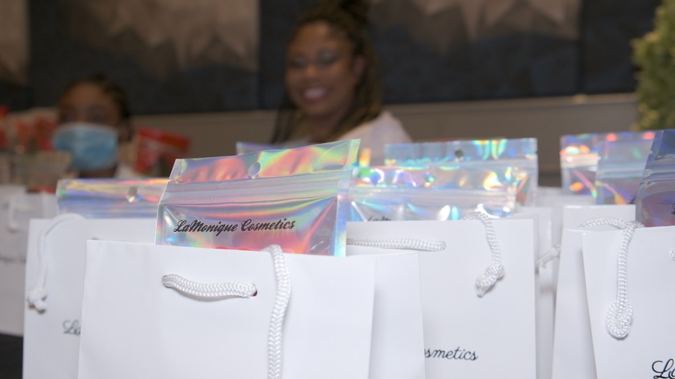 Exkluzív! Belenéztünk az Emmy-vendégek ajándéktáskájába!