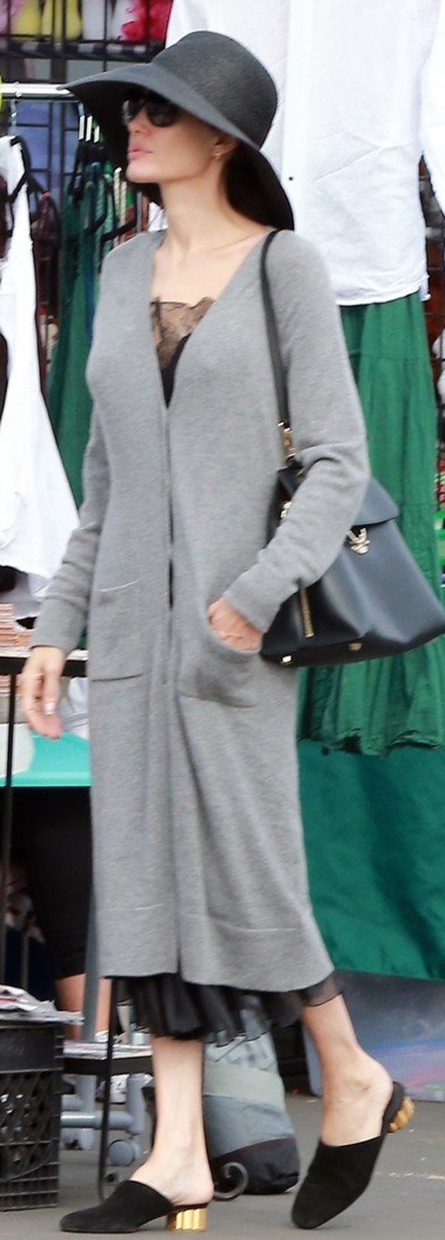 Angelina Jolie furcsán kombinált szettjét valamiért mégis imádjuk!