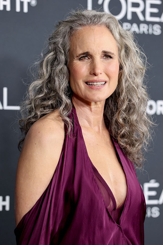 Az ősz hajszín felvállalása: A természetesen őszülő tincsek igazán ragyogóak tudnak lenni. Andie MacDowell hűvös, ősz melírjai csodás kontrasztot teremtenek a sötétebb alapon.
