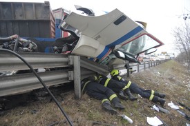 A fővárosi hivatásos tűzoltók feszítővágó berendezés segítségével kiemelték az áldozatot / Fotó: BM OKF