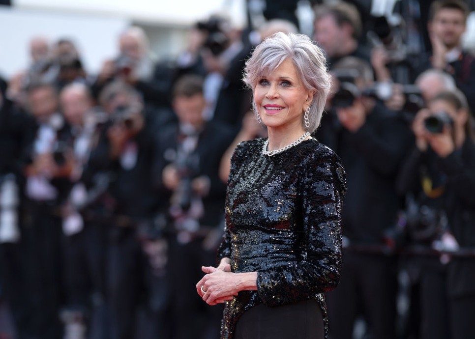 Jane Fonda frufrus rövid haja sugárzóan hat a színésznő aurájára