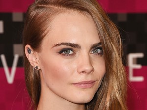Cara Delevingne visszavág! A Rimmel új szépségnagykövete lesz