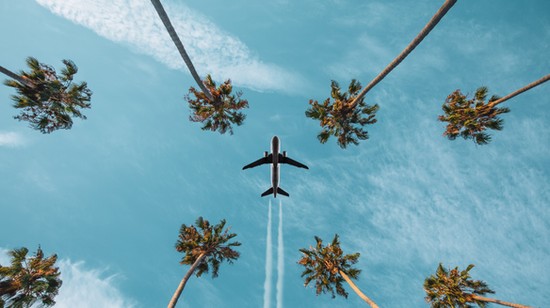 Ártalmatlannak tűnő, de annál veszélyesebb trend hódít repülés közben: még csak véletlenül se próbáld ki!