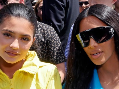 Kylie Jenner ebben az idétlen overálban úgy néz ki, mint a sárga Teletubby