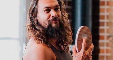 Ezt mindenkinek látnia kell: Jason Momoa baltát dobál félmeztelenül