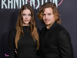 Szemeket eltakarni! Palvin Barbara és Dylan Sprouse forró csókjába még te is belepirulsz