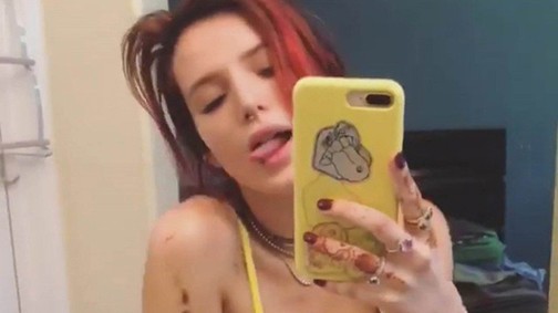 Elpirulsz: Bella Thorne egy YouTube-sztárral csókolózott hevesen