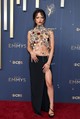 Jenna Ortega Sarah Burton által megálmodott Givenchy szettje egy kristályokból és gyöngyökből kirakott meztelenfelsőből, valamint egy fekete, combközépig felsliccelt maxiszoknyából állt. Szó szerint ragyogott benne az Emmy-gálán!