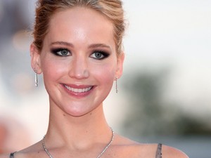 Jennifer Lawrence az elegáns cicivillantás mestere!
