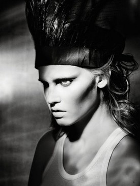 A nőiesség ünnepe - Lara Stone meztelenül