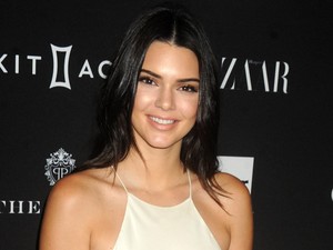 Kendall Jenner mutatja a 2017-es bikinitrendet?