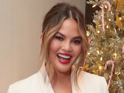 Fehéret ősszel? Naná! Chrissy Teigen megmutatja, hogyan kell viselni