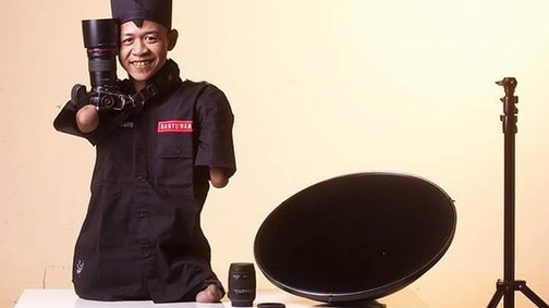 Ez a fotós végtagok nélkül született, mégis lenyűgöző képeket készít!