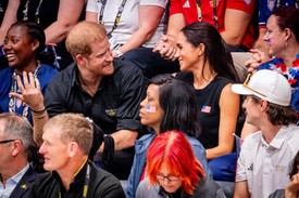 Meghan Markle és Harry herceg arca ragyog, ahogyan egymással beszélgetnek