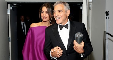 Amal Clooney a világ legrövidebb szoknyáját is hercegnőként viseli, arcpirító ruhája azonnal berobbantja a nyarat