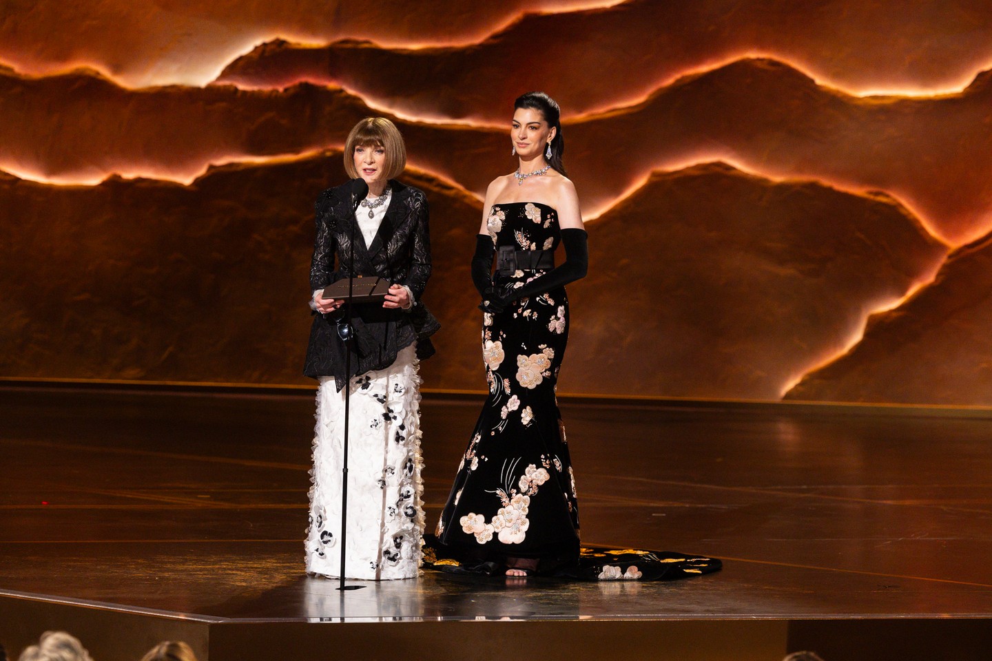 Így a Vogue exfőszerkesztője, Anna Wintour mellett állva emlékeztet minket arra is, hogy a tavaszi virágok is lehetnek úttörőek.