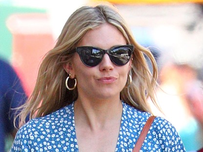 Sienna Miller annyira imádja ezt a cipőt, másban se jár, mutatjuk hol szerezheted be