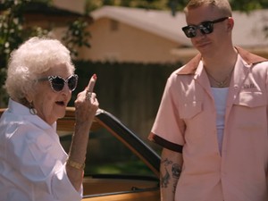 Macklemore 100 éves nagymamájával bulizik új klipjében!