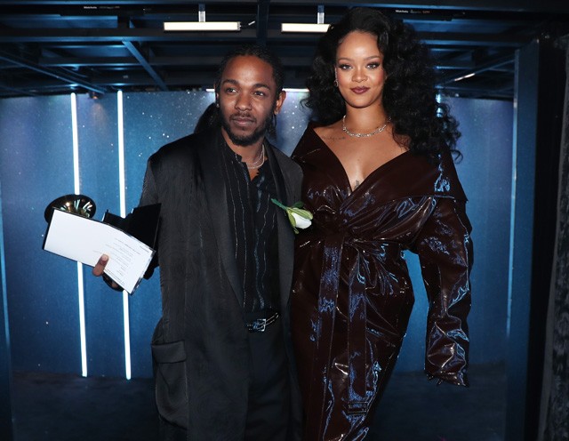 Kendrick Lamar a Grammy-díjjal és a díjátadó Rihannával