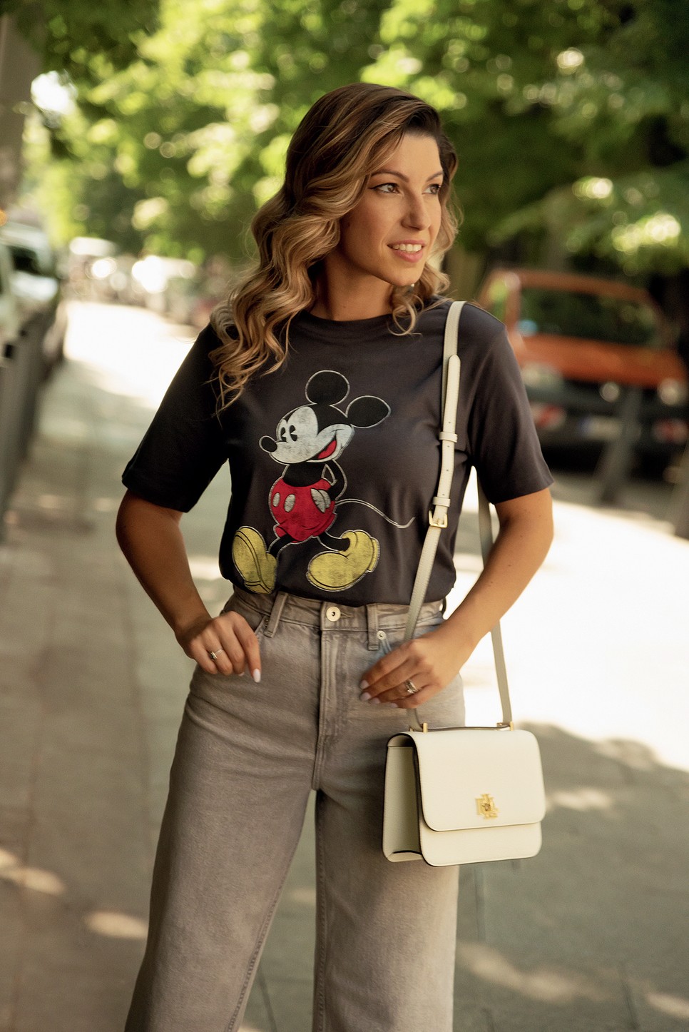 Póló és farmer H & M 3995 Ft, 9295 Ft | Papucs DEEZEE – CCC 11 995 Ft | Táska RALPH LAUREN – Van Graaf 89 990 Ft