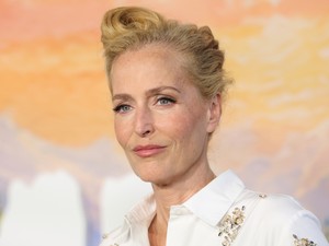 Gillian Anderson egy évtizedet letagadhatna korából, az X-akták 57 éves sztárja nyári szettjével hódította meg a vörös szőnyeget
