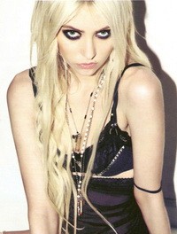Taylor Momsen, FHM, vetkőzés